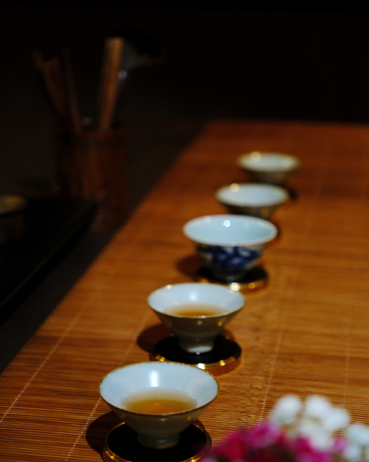 Tea Room Singapore – the craft of brewing Chinese tea, from dark and rich oolong to delicate green tea.