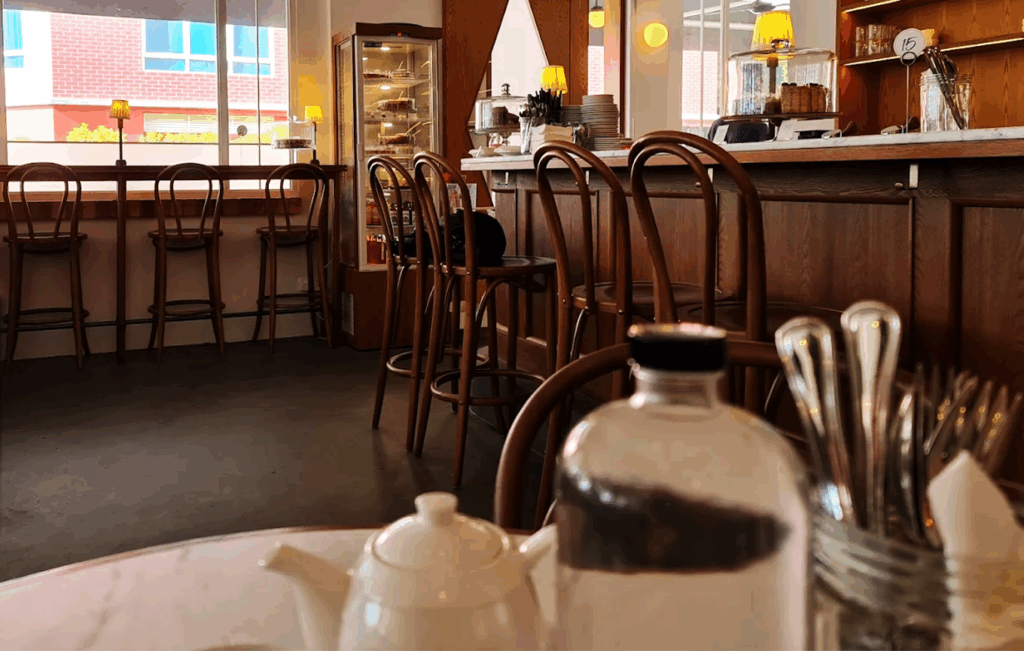 Dishes and Scenes : Intimate tables hosting conversations across day and night