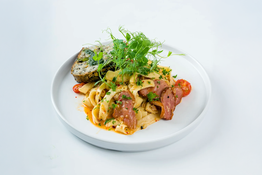 Best Cafe in SG : Creamy chicken pasta served fresh with herbs