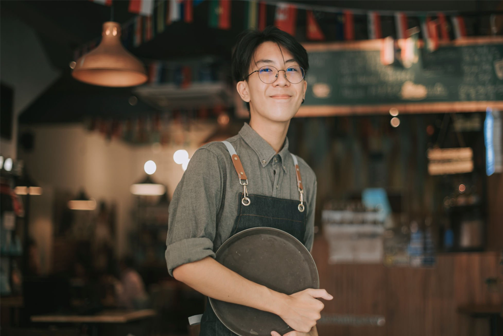 Best Cafe In SG : Knowledgeable barista explaining coffee beans and perfect brewing methods