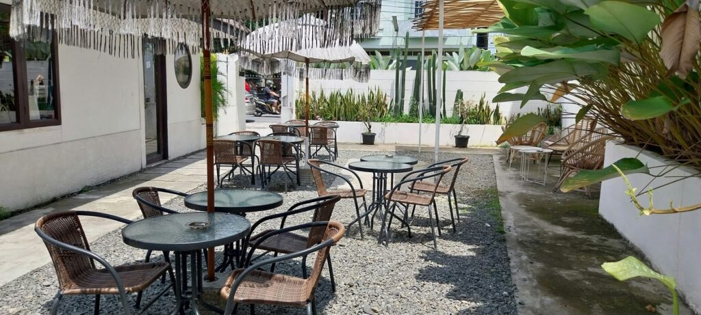 River Valley Road is home to numerous cafes that blend traditional and modern influences. With a focus on good food and well-crafted drinks, these cafes provide comfortable spaces with soft lighting and ample power plugs. Whether you're grabbing a takeaway or settling in for a long work session, this area has plenty of options.