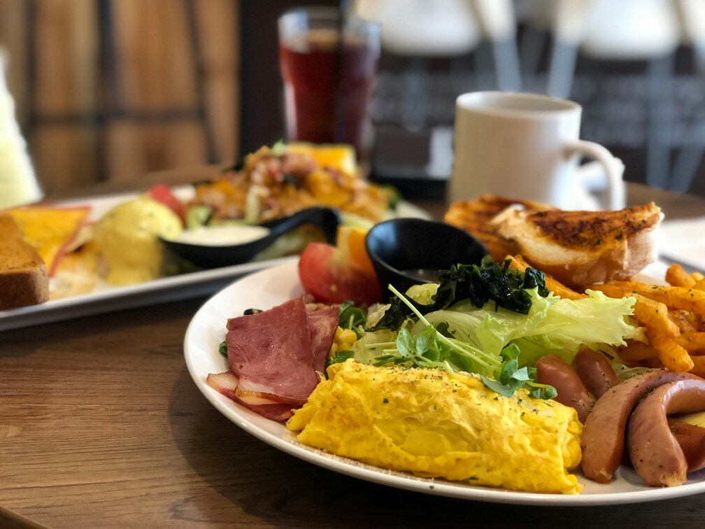 Best Cafe in SG : Classic big breakfast with eggs, sausages, and sourdough