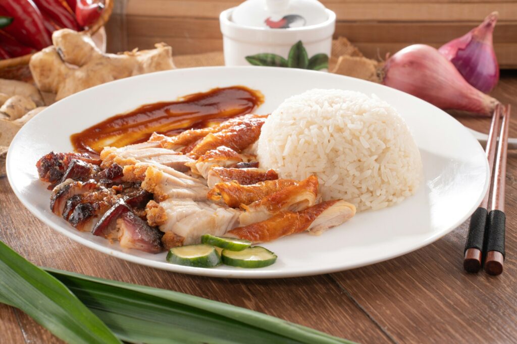 chan-yong-sheng-g4SvgjuZT58-unsplash (1) Orchard Road Food : Singapore’s iconic chicken rice dish served warm with rich, savoury flavours.