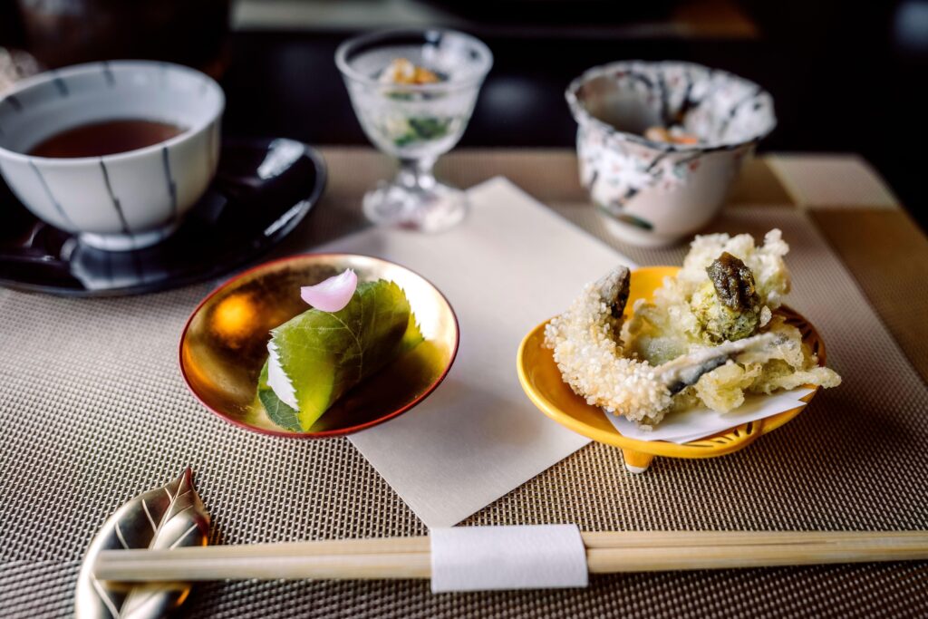 A refined Kaiseki dining setup in Singapore, showcasing elegant tableware and artfully composed dishes that reflect the island’s growing appreciation for Japanese haute cuisine.